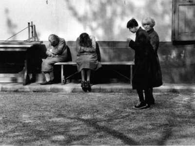 Foto di Gianni Berengo Gardin del 1969 tratta da Morire di classe. La condizione manicomiale fotografata